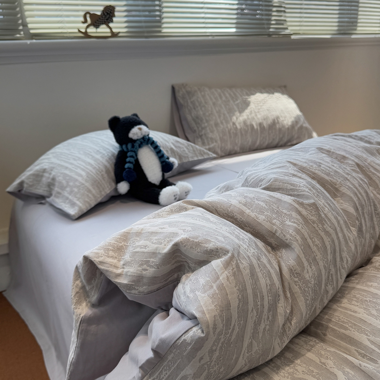 91家纺网 家纺一手货源 找家纺 慕尚家纺 2025新款全棉空气立体提花磨毛四件套 律动-浅灰