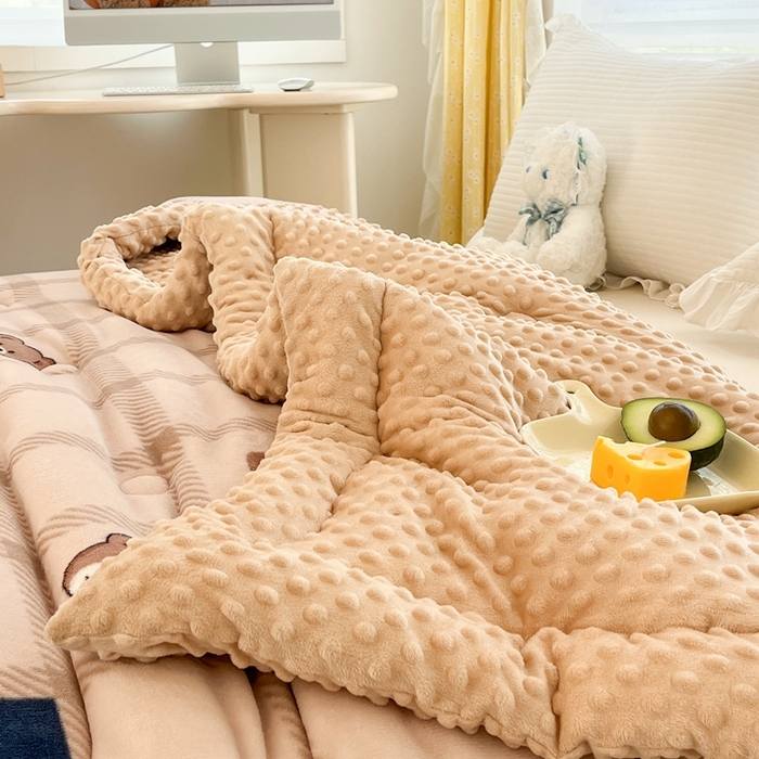 91家纺网 家纺一手货源 找家纺 默忆 2025新款牛奶绒豆豆被被子被芯 格子熊