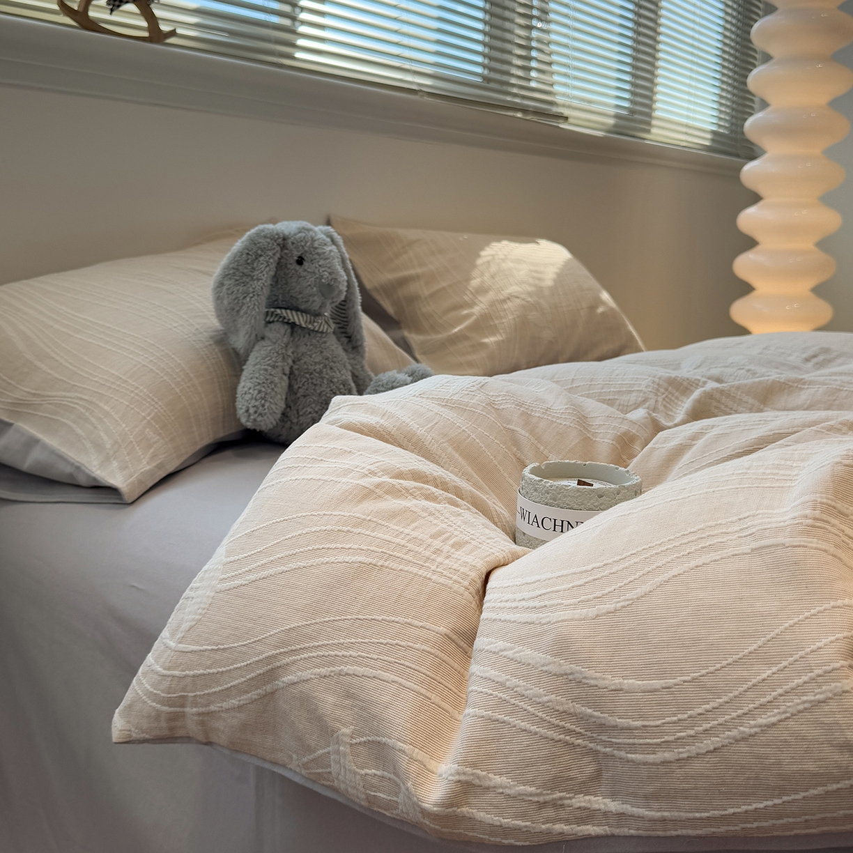 91家纺网 家纺一手货源 找家纺 慕尚家纺 2025新款全棉空气立体提花磨毛四件套 线条-白灰