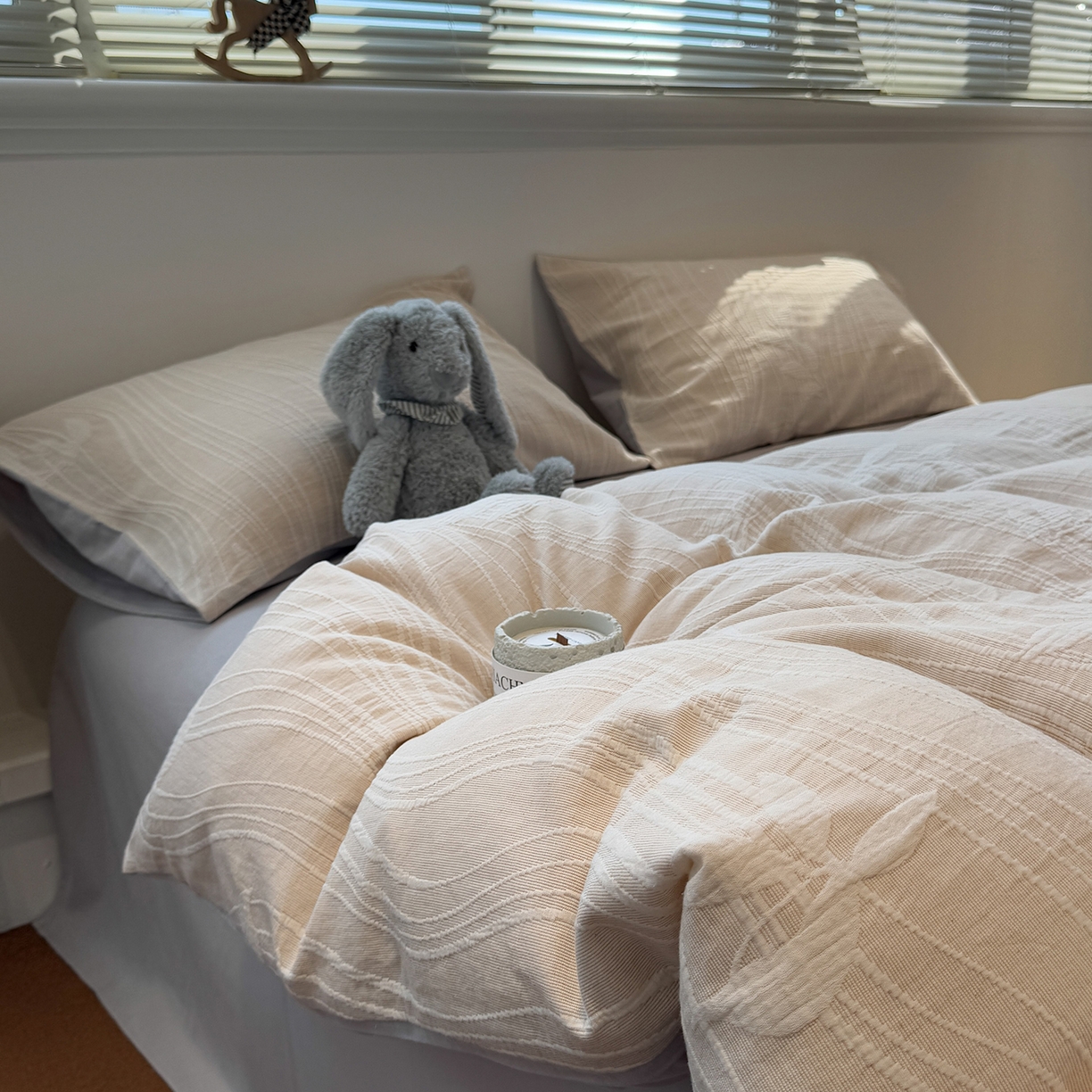 91家纺网 家纺一手货源 找家纺 慕尚家纺 2025新款全棉空气立体提花磨毛四件套 线条-白灰