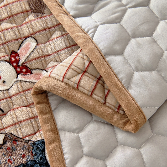 91家纺网 家纺一手货源 找家纺 情煊家纺 2025新款简约加厚A类牛奶绒夹棉印花床盖 蘑菇小兔