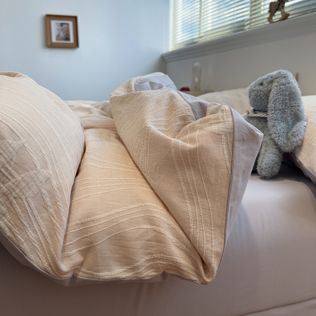 91家纺网 家纺一手货源 找家纺 慕尚家纺 2025新款全棉空气立体提花磨毛四件套 线条-白灰