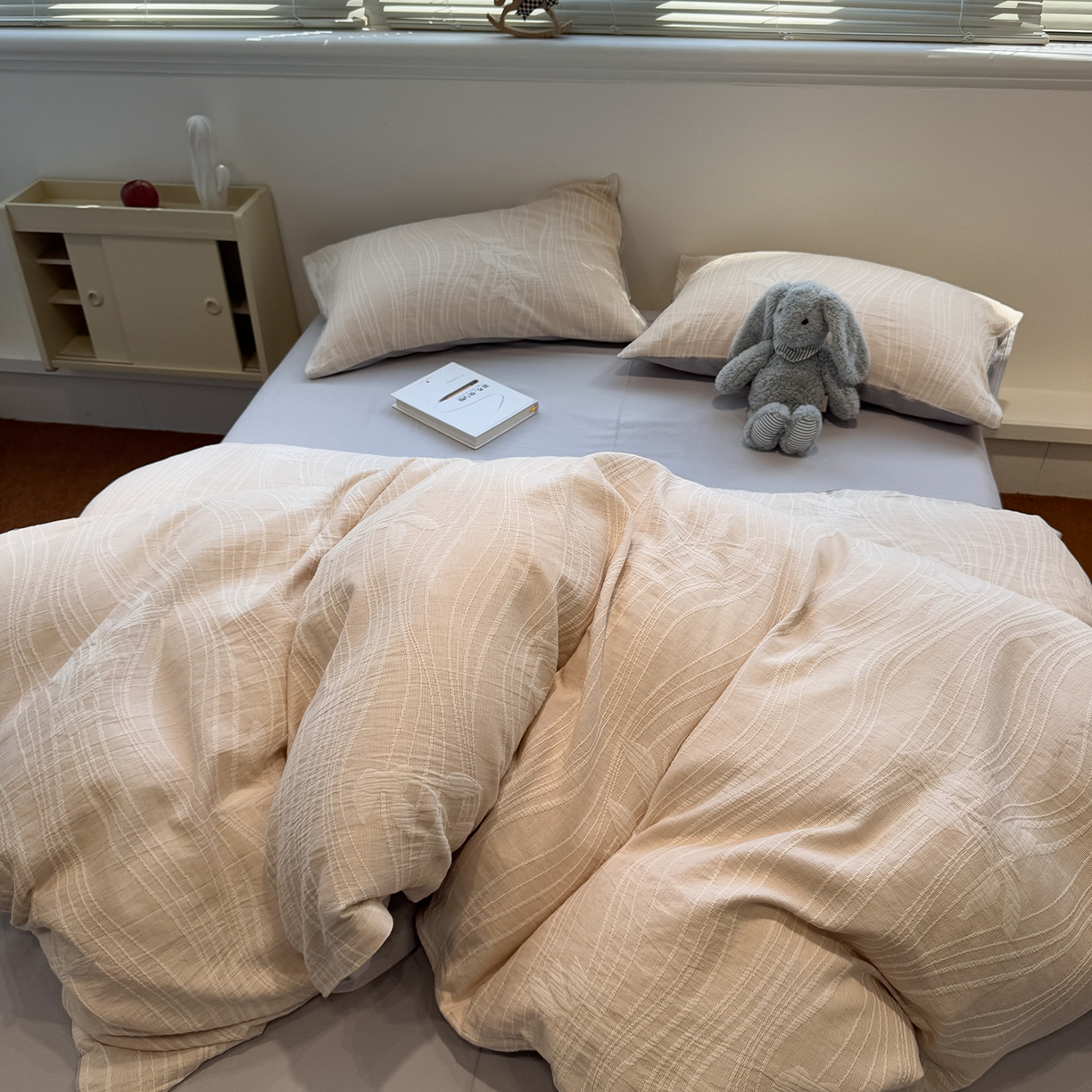 91家纺网 家纺一手货源 找家纺 慕尚家纺 2025新款全棉空气立体提花磨毛四件套 线条-白灰