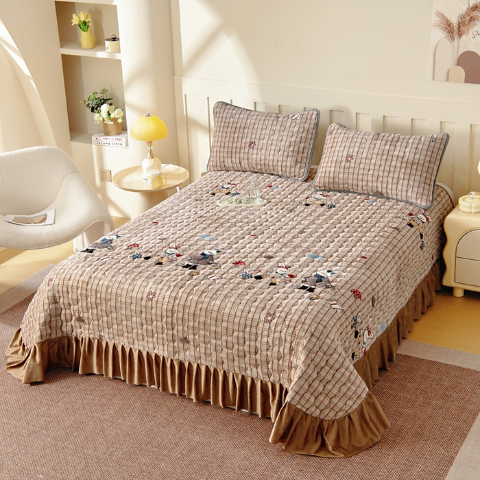 91家纺网 家纺一手货源 找家纺 情煊家纺 2025新款简约加厚A类牛奶绒夹棉印花床盖 蘑菇小兔