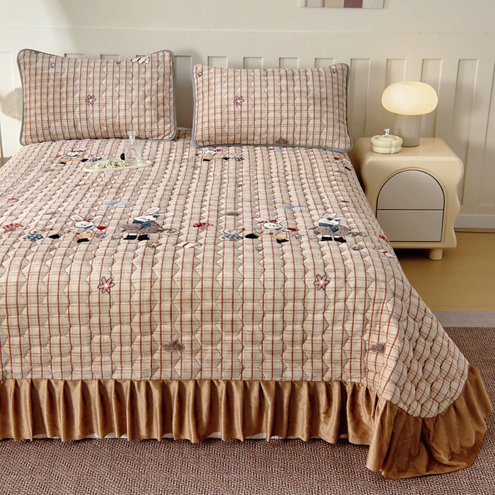 91家纺网 家纺一手货源 找家纺 情煊家纺 2025新款简约加厚A类牛奶绒夹棉印花床盖 蘑菇小兔