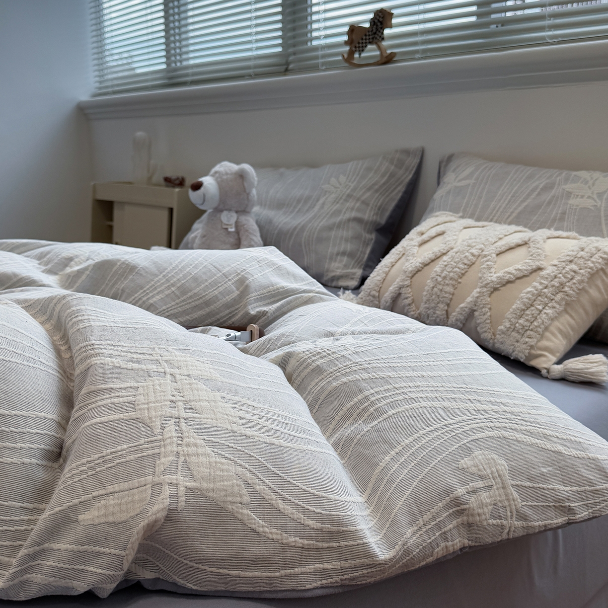 91家纺网 家纺一手货源 找家纺 慕尚家纺 2025新款全棉空气立体提花磨毛四件套 线条-白蓝