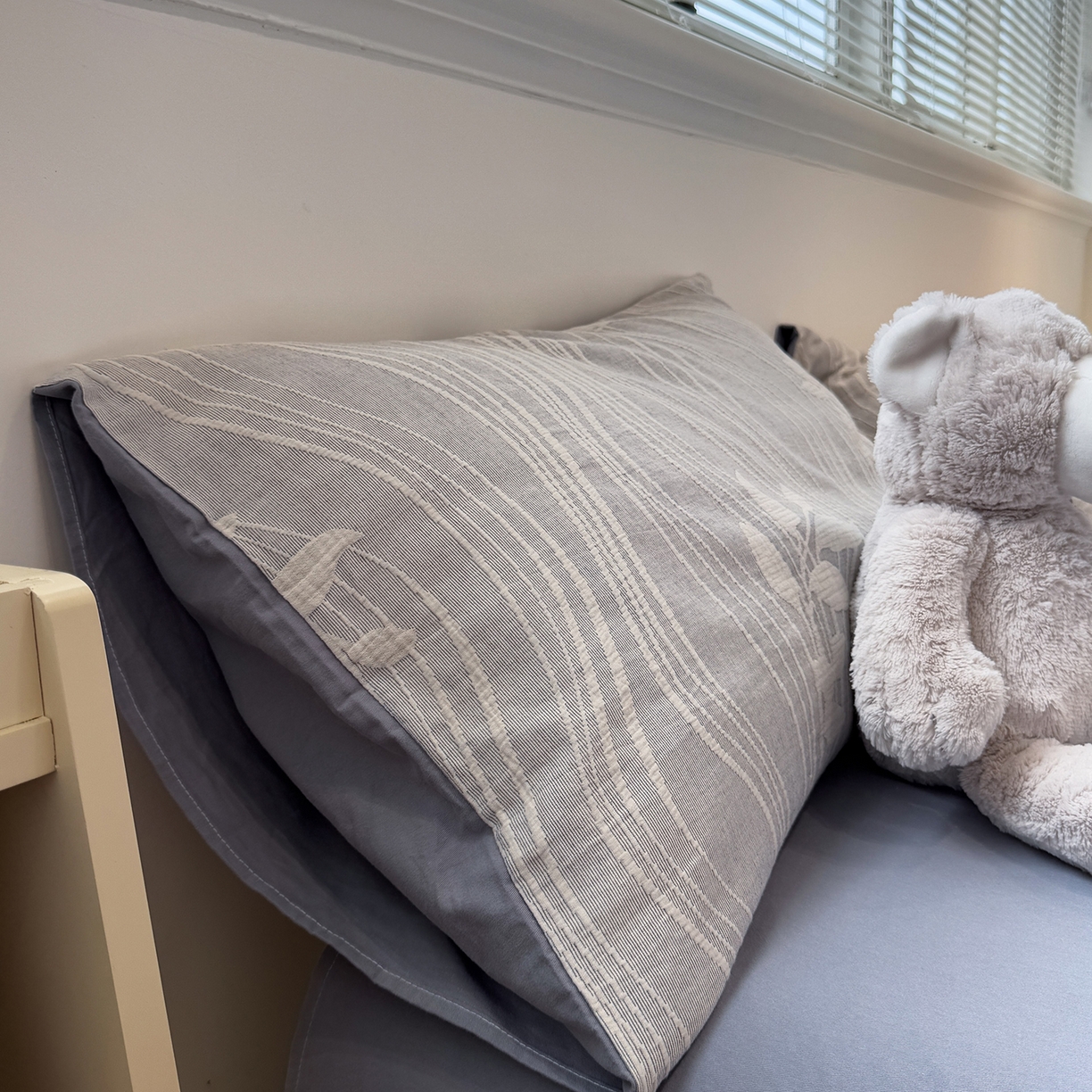 91家纺网 家纺一手货源 找家纺 慕尚家纺 2025新款全棉空气立体提花磨毛四件套 线条-白蓝