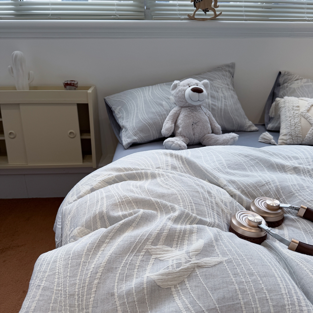 91家纺网 家纺一手货源 找家纺 慕尚家纺 2025新款全棉空气立体提花磨毛四件套 线条-白蓝