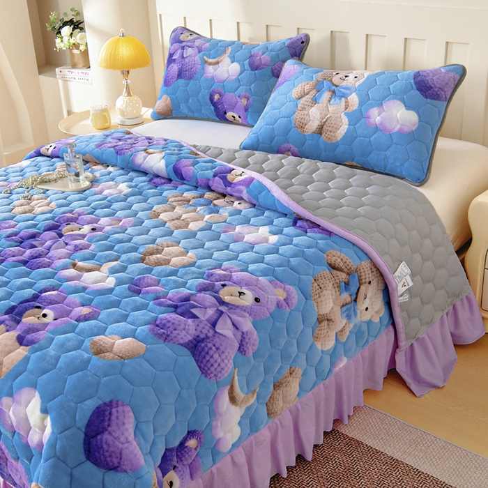 91家纺网 家纺一手货源 找家纺 情煊家纺 2025新款简约加厚A类牛奶绒夹棉印花床盖 童趣