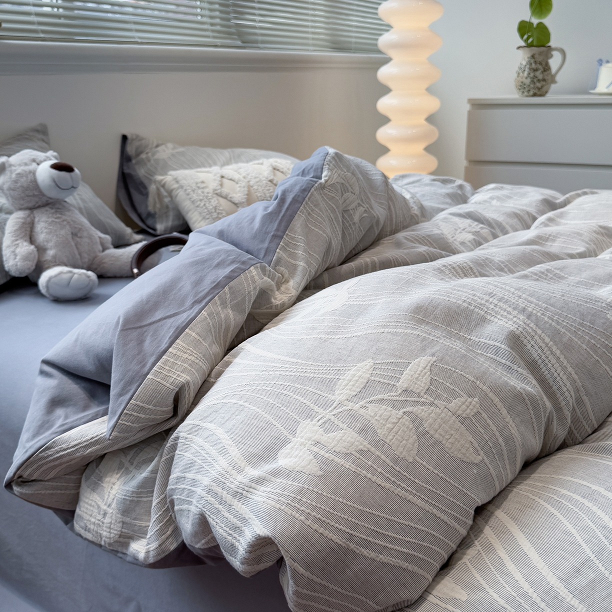 91家纺网 家纺一手货源 找家纺 慕尚家纺 2025新款全棉空气立体提花磨毛四件套 线条-白蓝