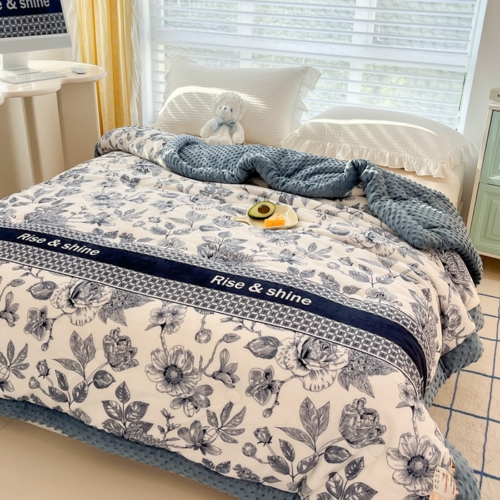 91家纺网 家纺一手货源 找家纺 默忆 2025新款牛奶绒豆豆被被子被芯 青花瓷