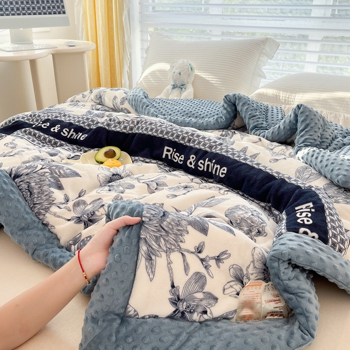 91家纺网 家纺一手货源 找家纺 默忆 2025新款牛奶绒豆豆被被子被芯 青花瓷