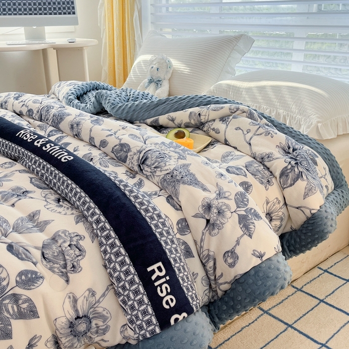 91家纺网 家纺一手货源 找家纺 默忆 2025新款牛奶绒豆豆被被子被芯 青花瓷