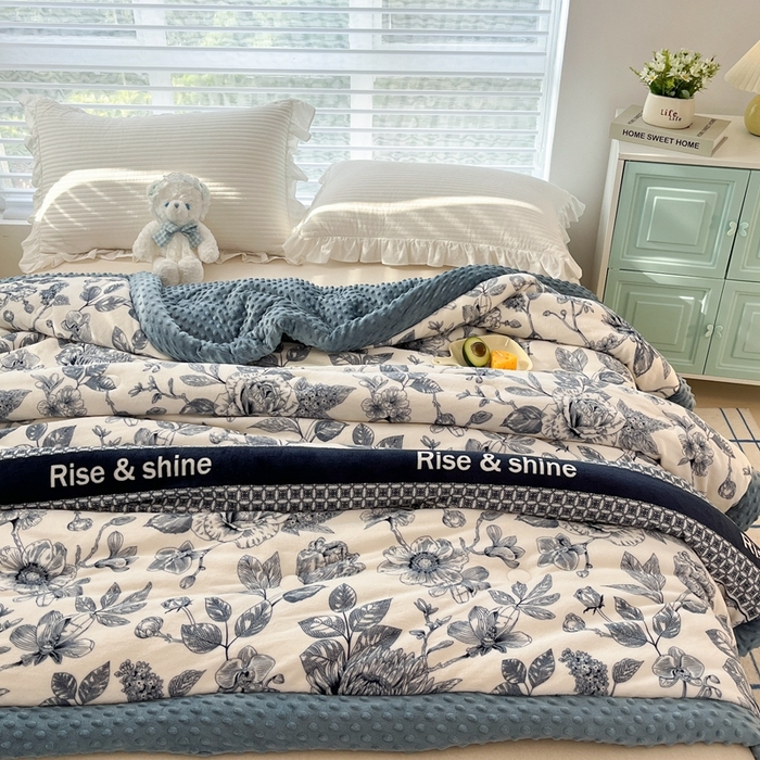 91家纺网 家纺一手货源 找家纺 默忆 2025新款牛奶绒豆豆被被子被芯 青花瓷