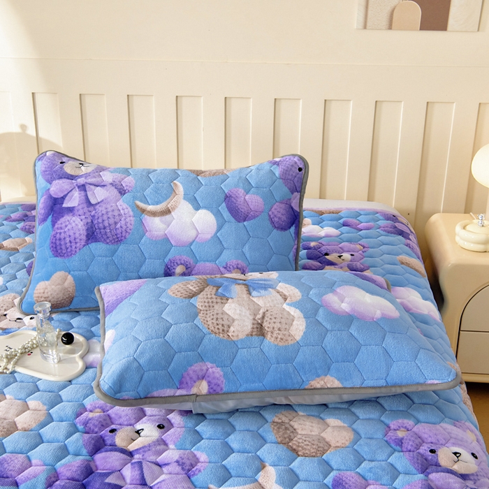 91家纺网 家纺一手货源 找家纺 情煊家纺 2025新款简约加厚A类牛奶绒夹棉印花床盖 童趣