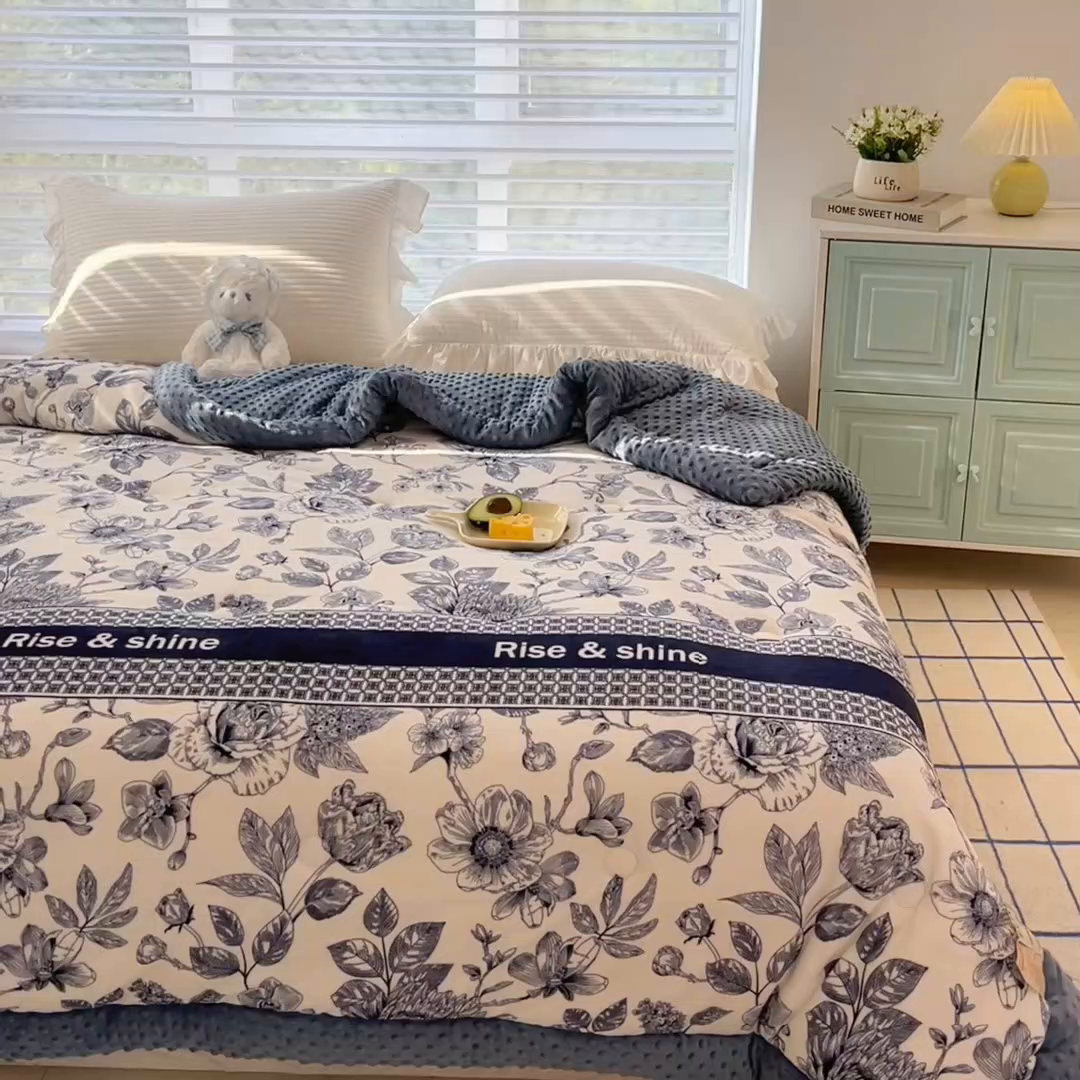 91家纺网 家纺一手货源 找家纺 默忆 2025新款牛奶绒豆豆被被子被芯 青花瓷