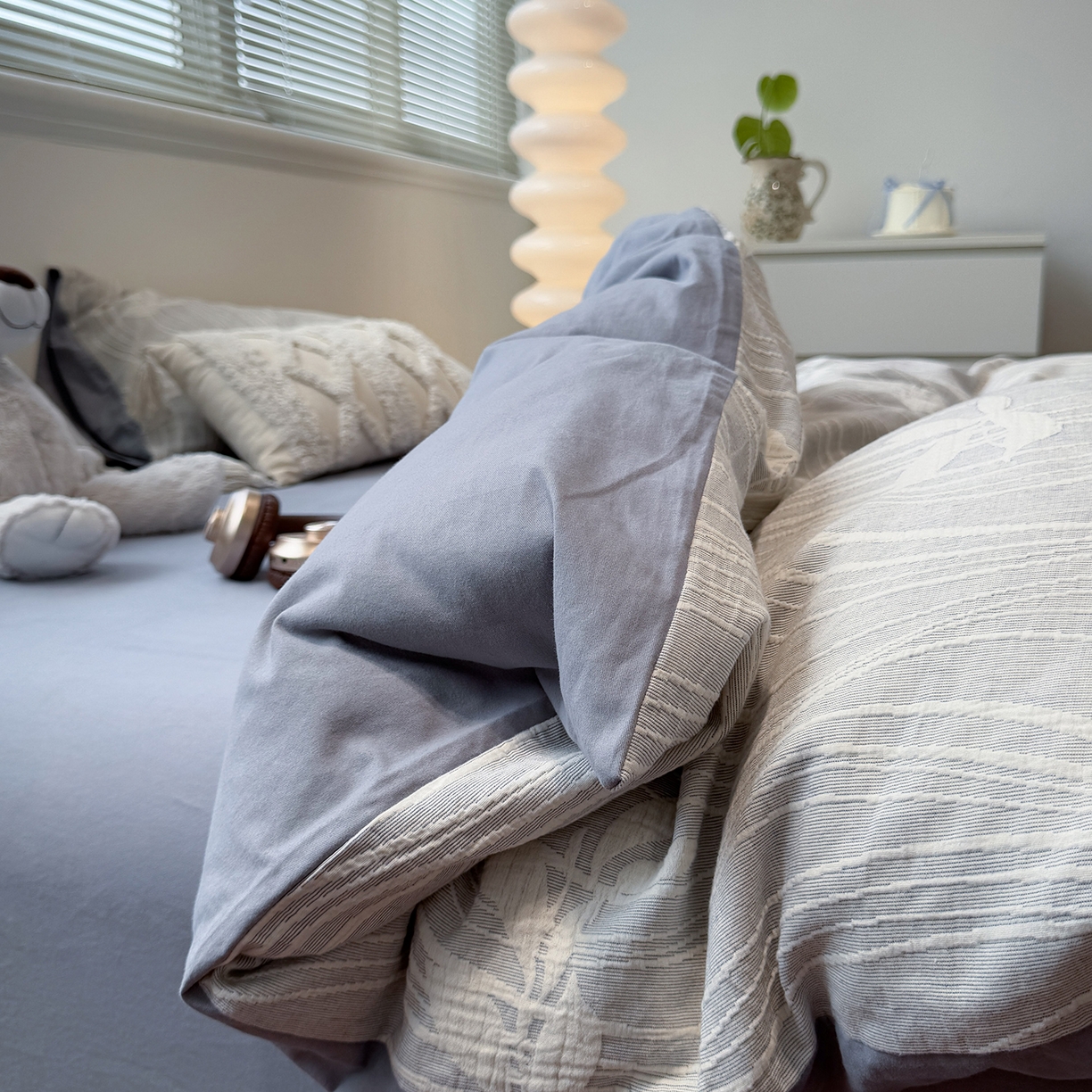 91家纺网 家纺一手货源 找家纺 慕尚家纺 2025新款全棉空气立体提花磨毛四件套 线条-白蓝