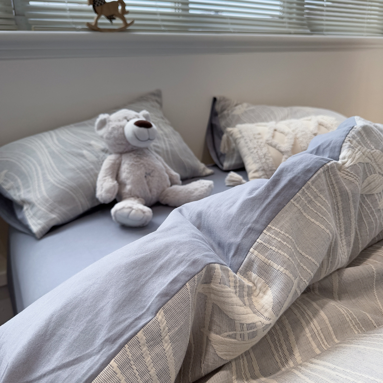 91家纺网 家纺一手货源 找家纺 慕尚家纺 2025新款全棉空气立体提花磨毛四件套 线条-白蓝