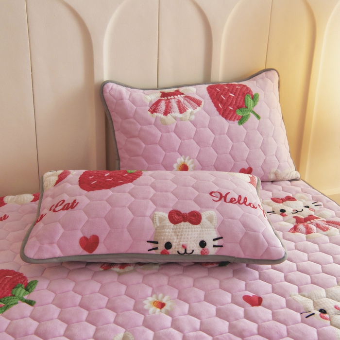 91家纺网 家纺一手货源 找家纺 情煊家纺 2025新款简约加厚A类牛奶绒夹棉印花床盖 童真