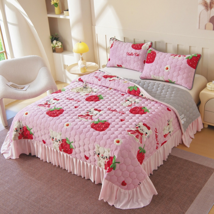 91家纺网 家纺一手货源 找家纺 情煊家纺 2025新款简约加厚A类牛奶绒夹棉印花床盖 童真