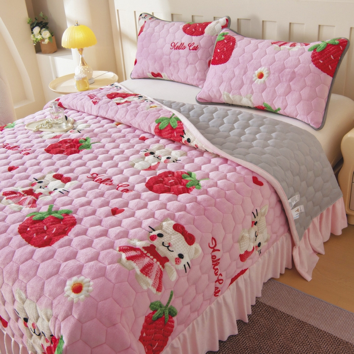 91家纺网 家纺一手货源 找家纺 情煊家纺 2025新款简约加厚A类牛奶绒夹棉印花床盖 童真