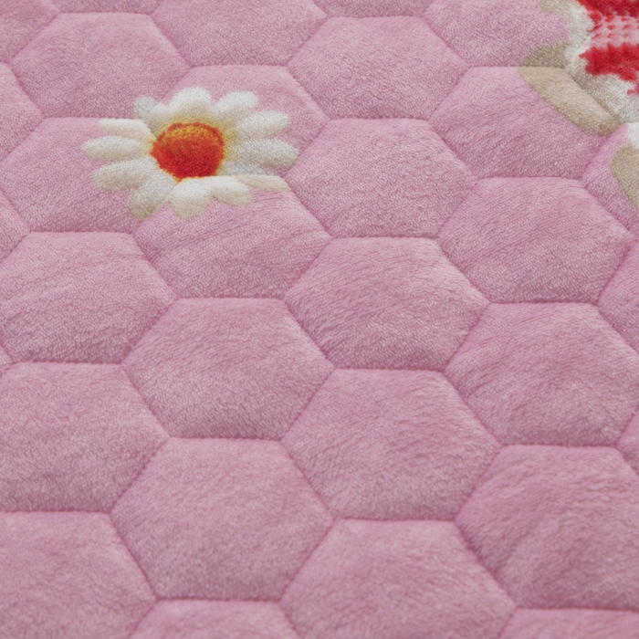 91家纺网 家纺一手货源 找家纺 情煊家纺 2025新款简约加厚A类牛奶绒夹棉印花床盖 童真