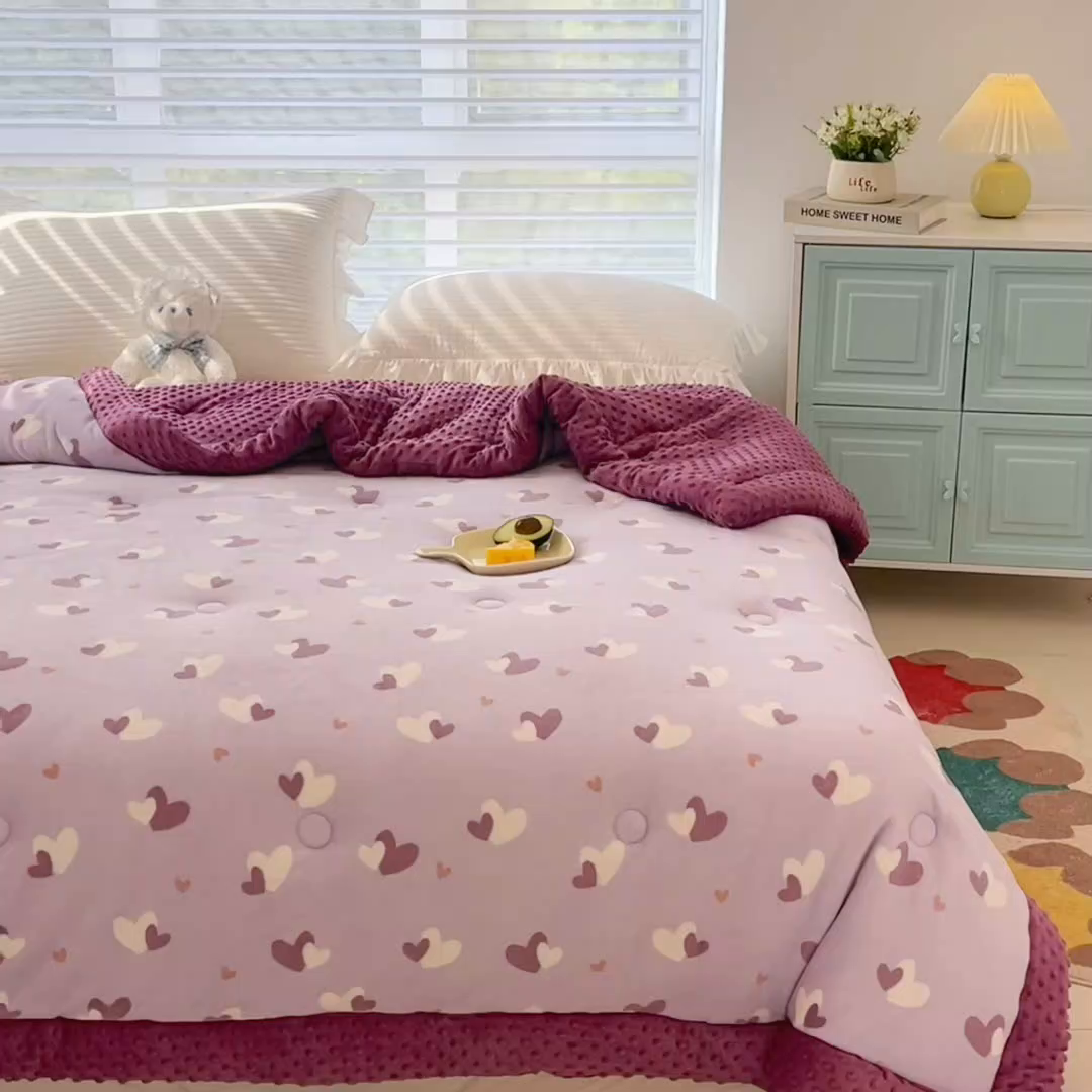 91家纺网 家纺一手货源 找家纺 默忆 2025新款牛奶绒豆豆被被子被芯 心相印
