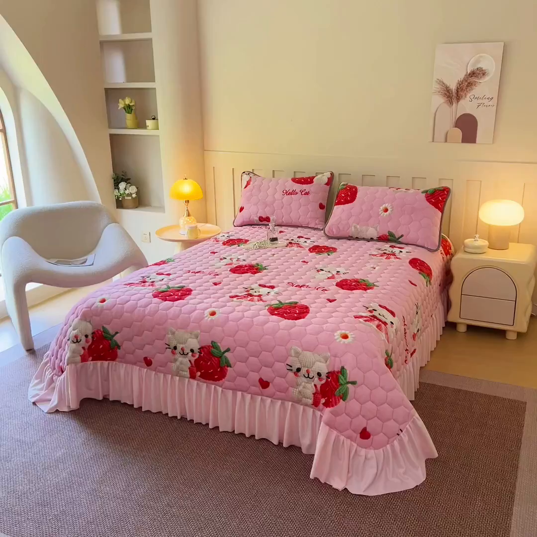 91家纺网 家纺一手货源 找家纺 情煊家纺 2025新款简约加厚A类牛奶绒夹棉印花床盖 童真