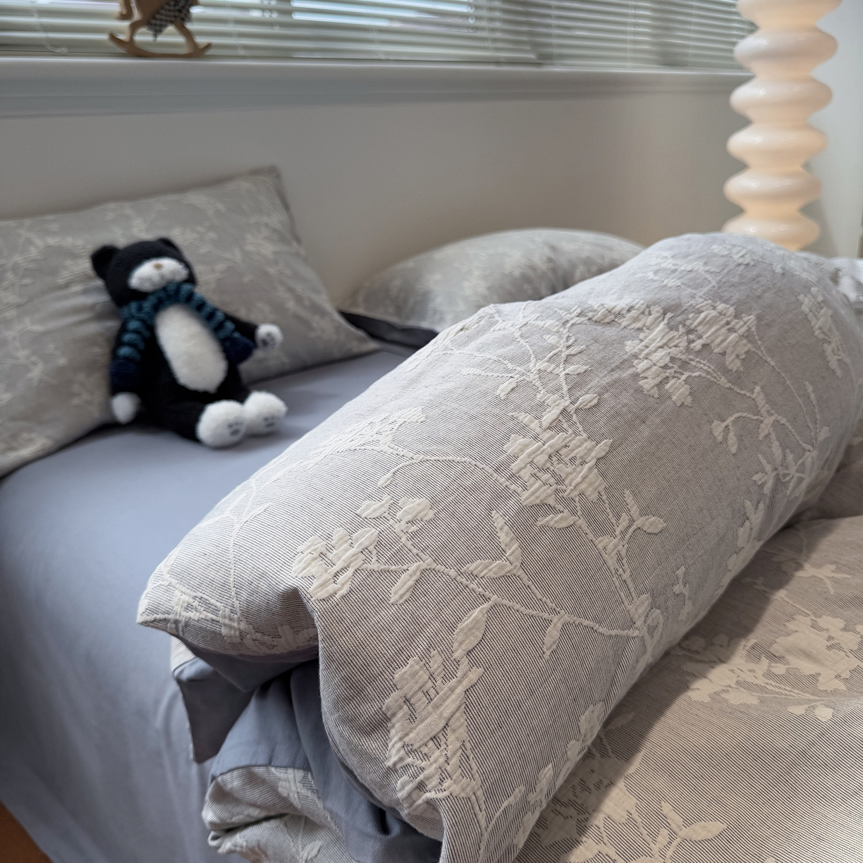 91家纺网 家纺一手货源 找家纺 慕尚家纺 2025新款全棉空气立体提花磨毛四件套 烟花-灰蓝