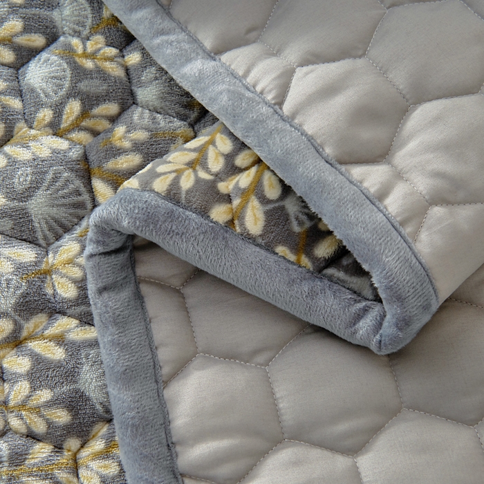 91家纺网 家纺一手货源 找家纺 情煊家纺 2025新款简约加厚A类牛奶绒夹棉印花床盖 银杏叶