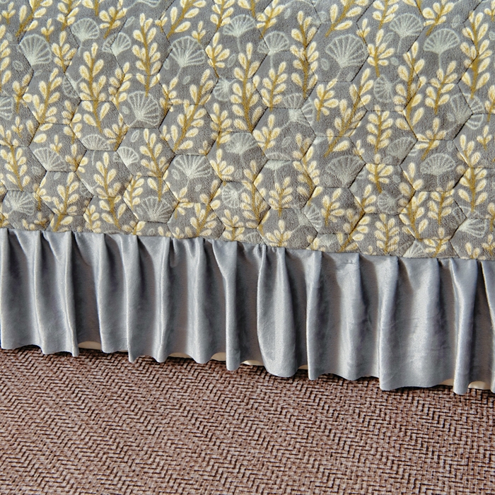 91家纺网 家纺一手货源 找家纺 情煊家纺 2025新款简约加厚A类牛奶绒夹棉印花床盖 银杏叶