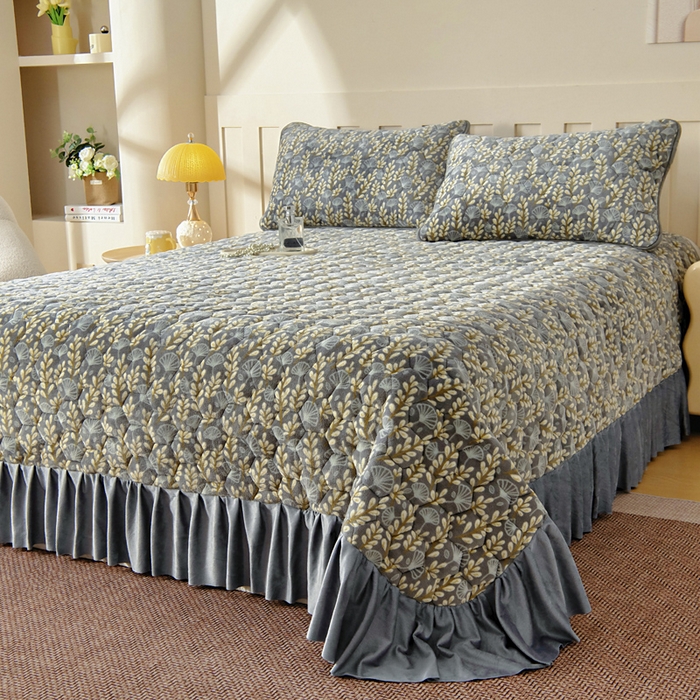 91家纺网 家纺一手货源 找家纺 情煊家纺 2025新款简约加厚A类牛奶绒夹棉印花床盖 银杏叶