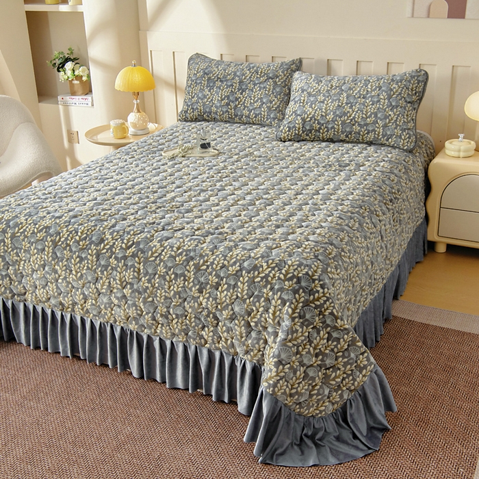 91家纺网 家纺一手货源 找家纺 情煊家纺 2025新款简约加厚A类牛奶绒夹棉印花床盖 银杏叶