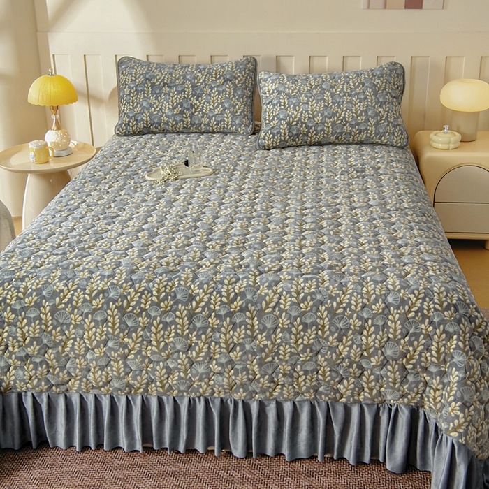 91家纺网 家纺一手货源 找家纺 情煊家纺 2025新款简约加厚A类牛奶绒夹棉印花床盖 银杏叶