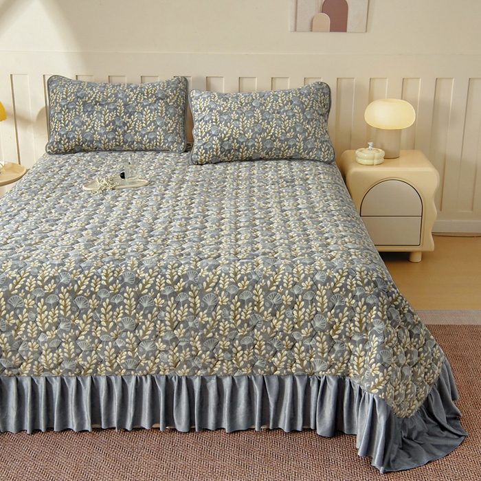 91家纺网 家纺一手货源 找家纺 情煊家纺 2025新款简约加厚A类牛奶绒夹棉印花床盖 银杏叶