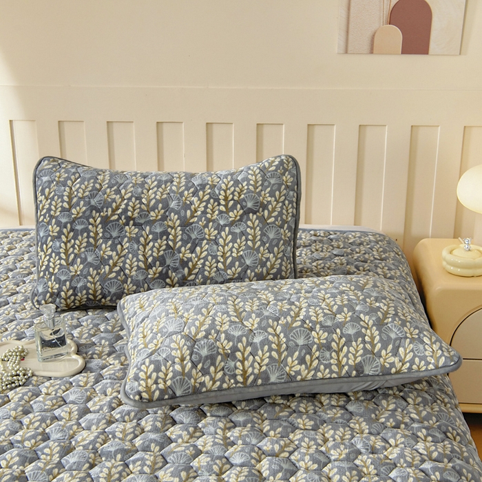 91家纺网 家纺一手货源 找家纺 情煊家纺 2025新款简约加厚A类牛奶绒夹棉印花床盖 银杏叶