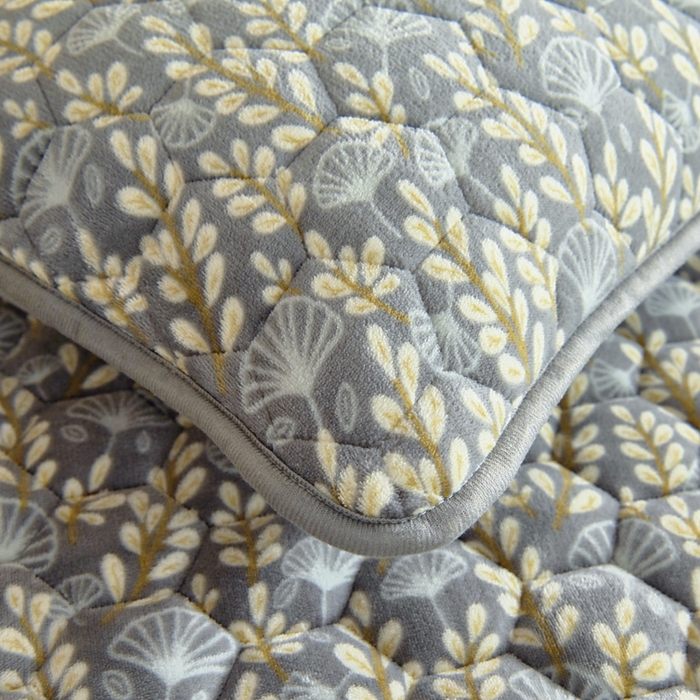 91家纺网 家纺一手货源 找家纺 情煊家纺 2025新款简约加厚A类牛奶绒夹棉印花床盖 银杏叶