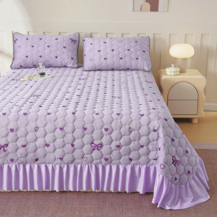 91家纺网 家纺一手货源 找家纺 情煊家纺 2025新款简约加厚A类牛奶绒夹棉印花床盖 紫爱心