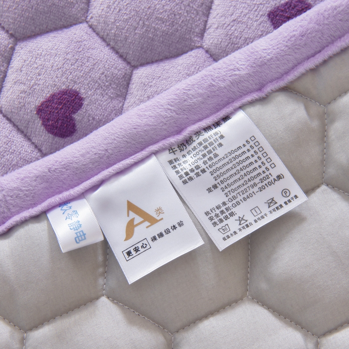91家纺网 家纺一手货源 找家纺 情煊家纺 2025新款简约加厚A类牛奶绒夹棉印花床盖 紫爱心