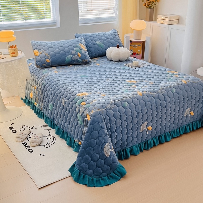 91家纺网 家纺一手货源 找家纺 情煊家纺 2025新款简约加厚A类牛奶绒夹棉印花床盖 三生有杏