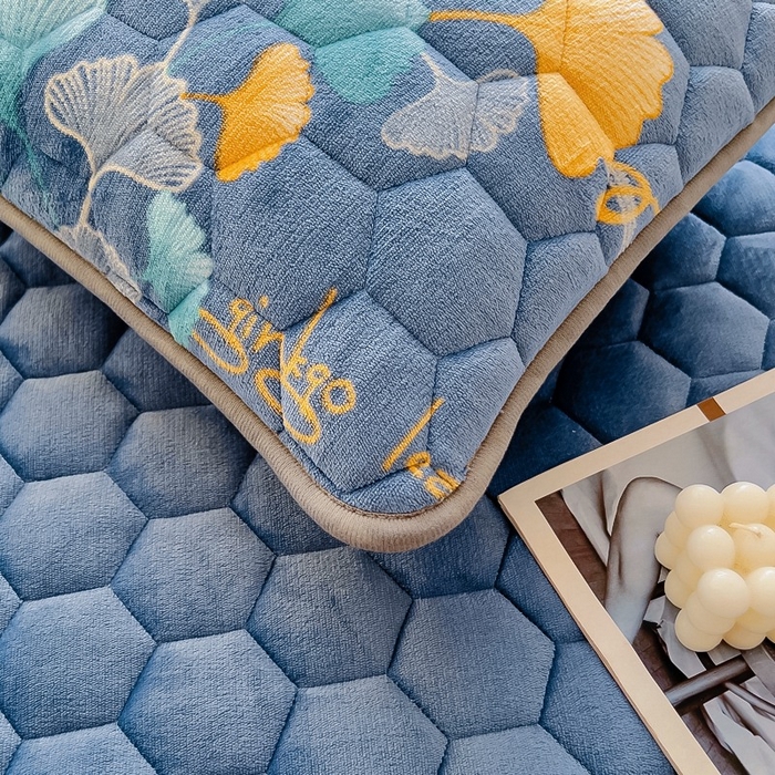 91家纺网 家纺一手货源 找家纺 情煊家纺 2025新款简约加厚A类牛奶绒夹棉印花床盖 三生有杏