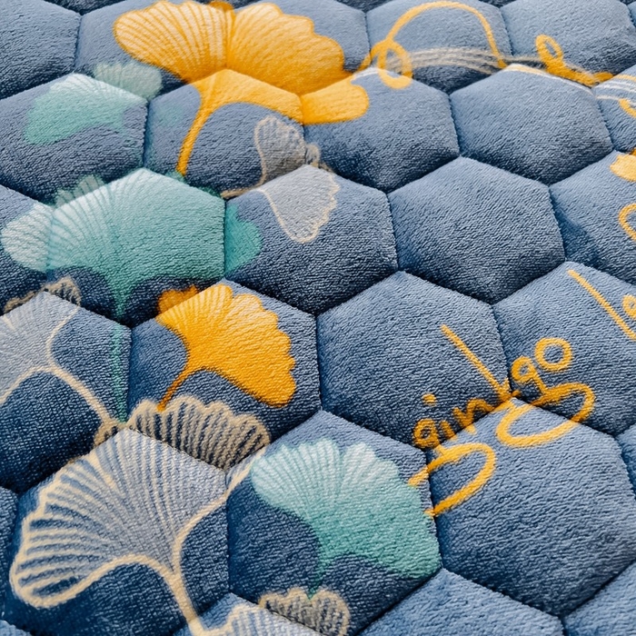 91家纺网 家纺一手货源 找家纺 情煊家纺 2025新款简约加厚A类牛奶绒夹棉印花床盖 三生有杏