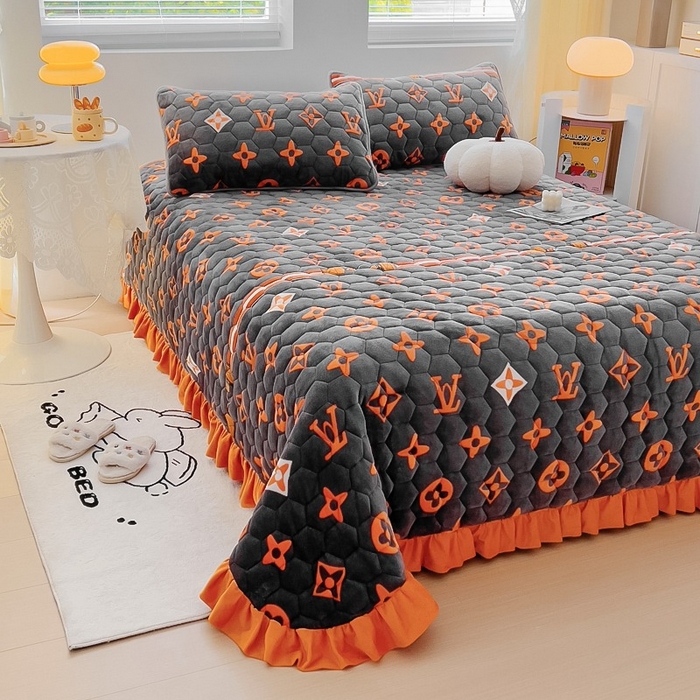 91家纺网 家纺一手货源 找家纺 情煊家纺 2025新款简约加厚A类牛奶绒夹棉印花床盖 大牌风范