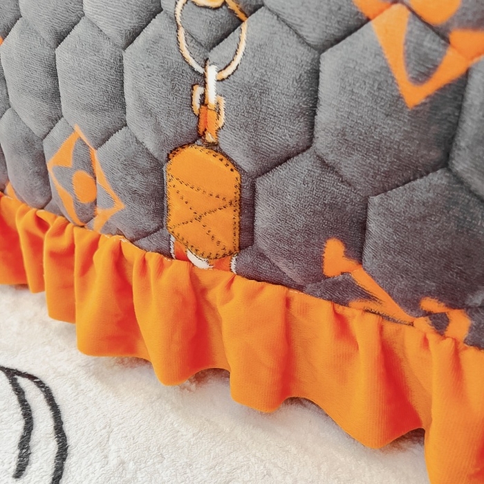 91家纺网 家纺一手货源 找家纺 情煊家纺 2025新款简约加厚A类牛奶绒夹棉印花床盖 大牌风范