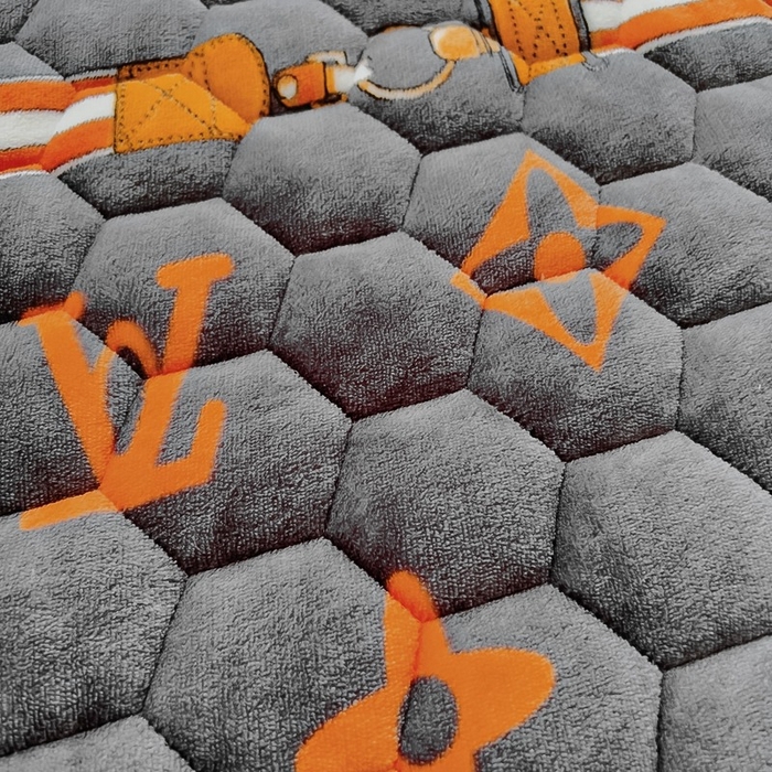 91家纺网 家纺一手货源 找家纺 情煊家纺 2025新款简约加厚A类牛奶绒夹棉印花床盖 大牌风范