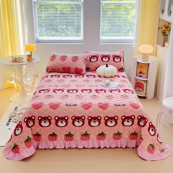 情煊家纺 2025新款简约加厚A类牛奶绒夹棉印花床盖 莓果熊