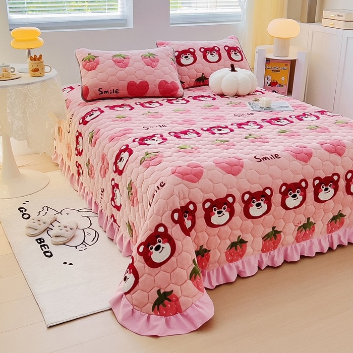 91家纺网 家纺一手货源 找家纺 情煊家纺 2025新款简约加厚A类牛奶绒夹棉印花床盖 莓果熊