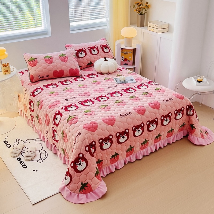 91家纺网 家纺一手货源 找家纺 情煊家纺 2025新款简约加厚A类牛奶绒夹棉印花床盖 莓果熊