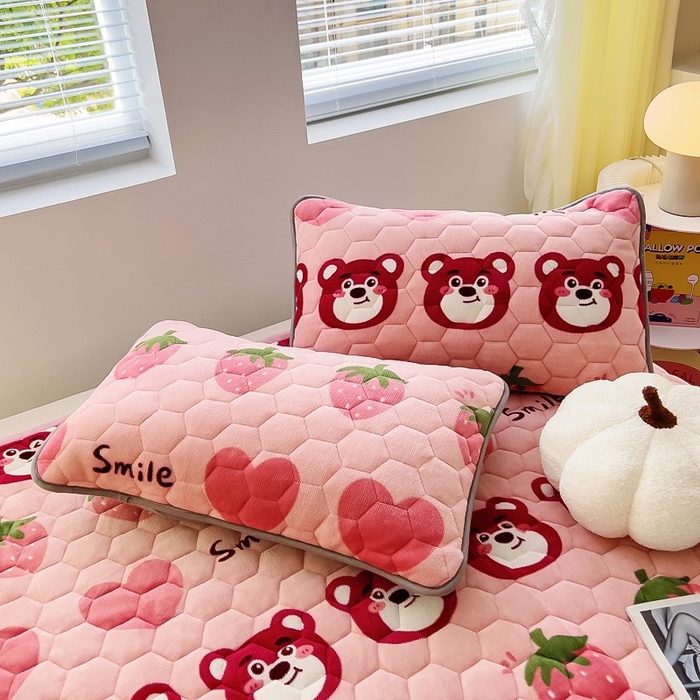 91家纺网 家纺一手货源 找家纺 情煊家纺 2025新款简约加厚A类牛奶绒夹棉印花床盖 莓果熊