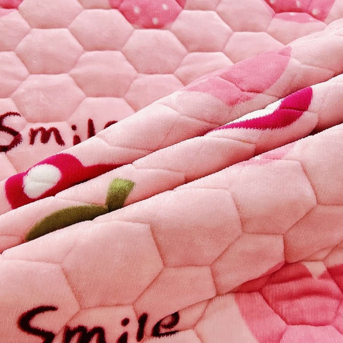 91家纺网 家纺一手货源 找家纺 情煊家纺 2025新款简约加厚A类牛奶绒夹棉印花床盖 莓果熊